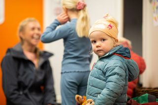 Lita jente med ansatt