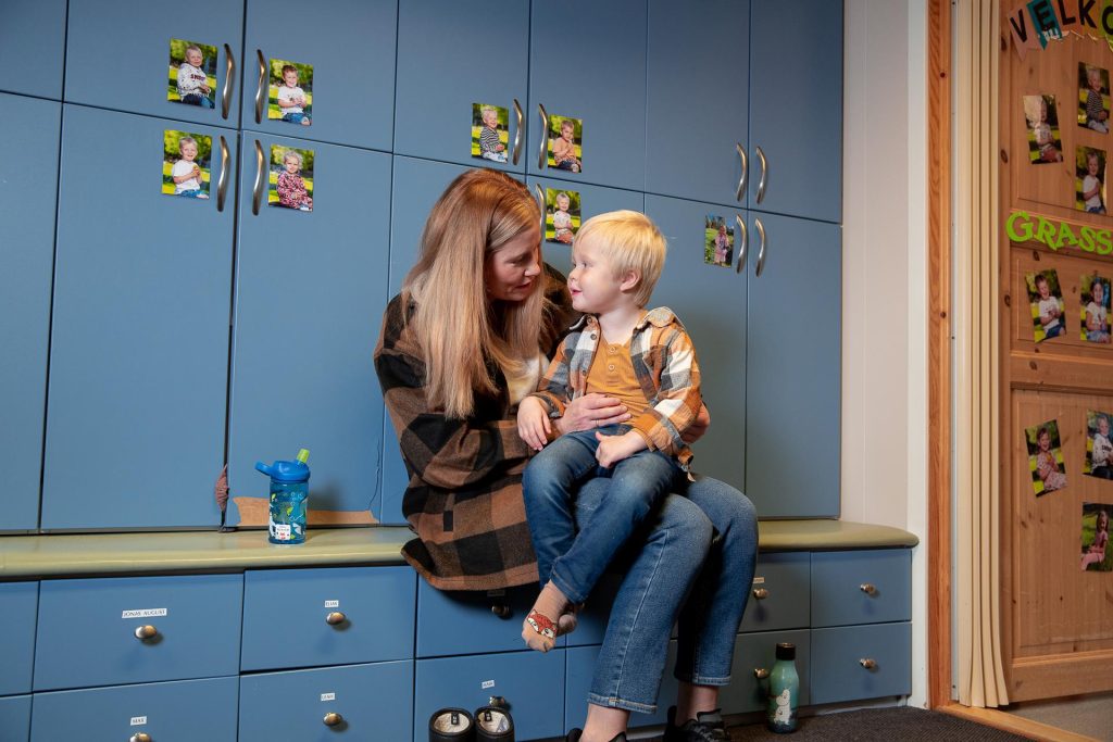 Mor og sønn i barnehage