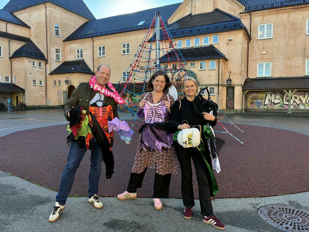 På bildet ser vi FAU-leder Tor-Allan Jahr, 
rektor Hanne Christine Gilje Birkeland og Ingeborg Grindheim som sørger for halloween-kostymer på Lillesund skole. 