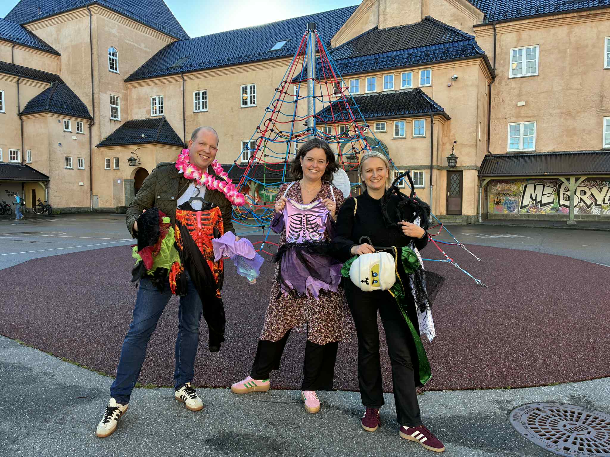 På bildet ser vi FAU-leder Tor-Allan Jahr, rektor Hanne Christine Gilje Birkeland og Ingeborg Grindheim som sørger for halloween-kostymer på Lillesund skole.