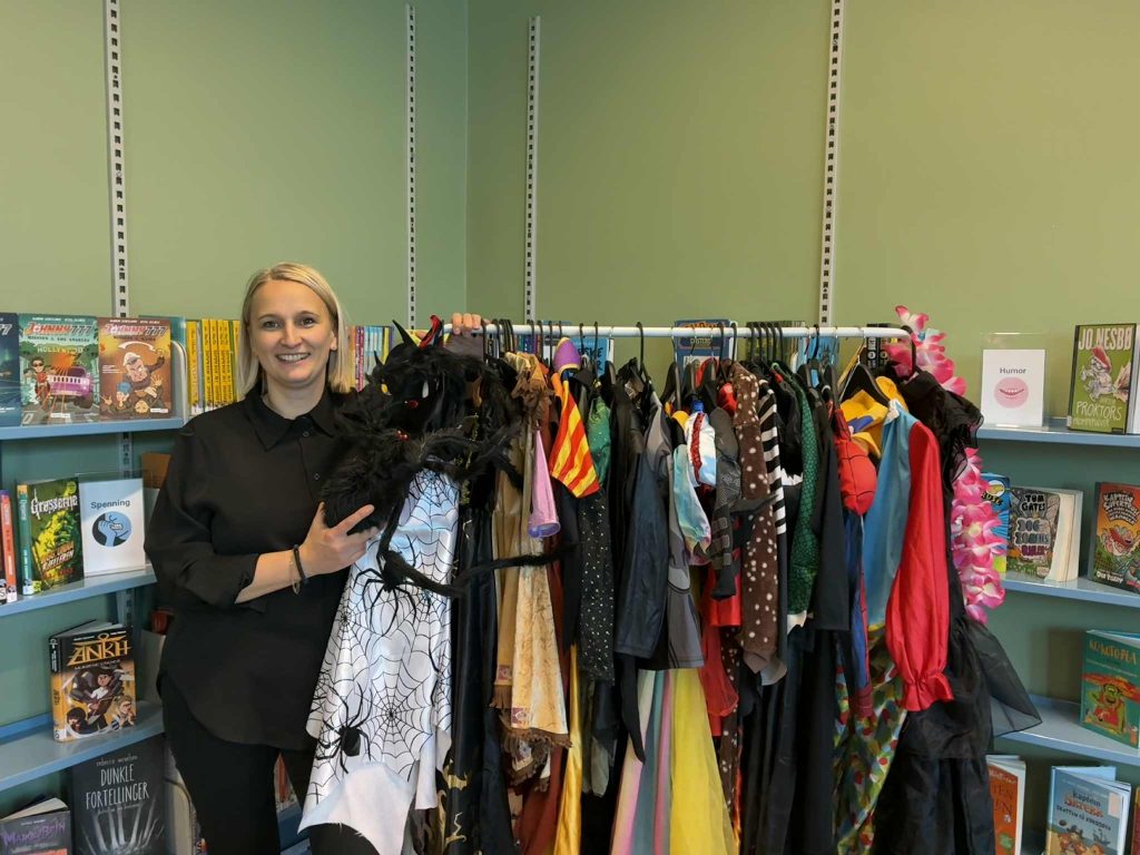 Ingeborg Grindheim sørger for at alle skal ha noe å gå med på Halloween. 